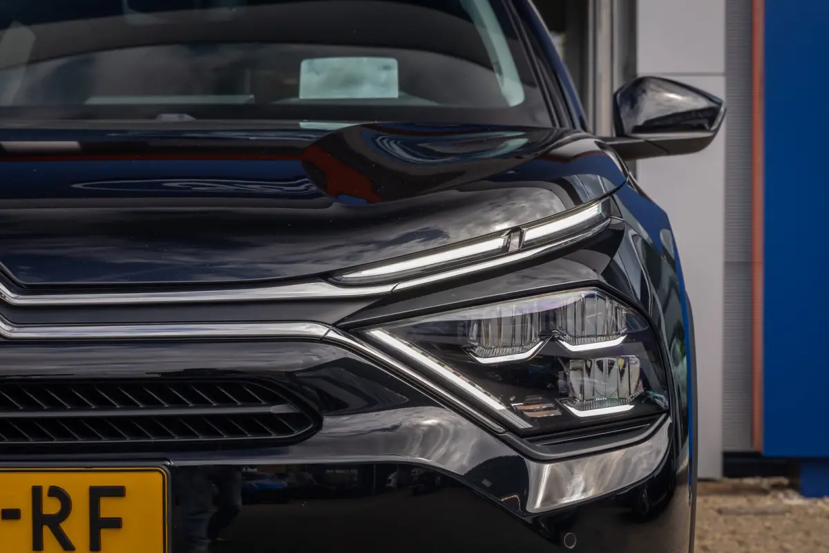 Shine 50 kWh | Cruise adaptief | 18'' | Head-up display | Lederen/stof bekleding | Digitaal dashboard | Camera | Achteruitrijcamera | Apple Carplay/Android Auto|telefoonintegratie premium | 