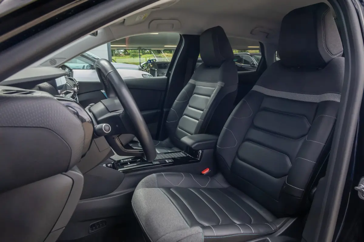 Shine 50 kWh | Cruise adaptief | 18'' | Head-up display | Lederen/stof bekleding | Digitaal dashboard | Camera | Achteruitrijcamera | Apple Carplay/Android Auto|telefoonintegratie premium | 