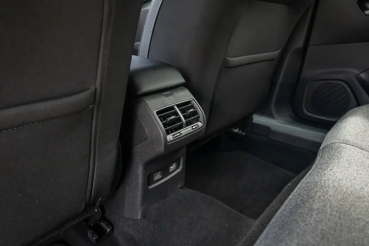 Shine 50 kWh | Cruise adaptief | 18'' | Head-up display | Lederen/stof bekleding | Digitaal dashboard | Camera | Achteruitrijcamera | Apple Carplay/Android Auto|telefoonintegratie premium | 