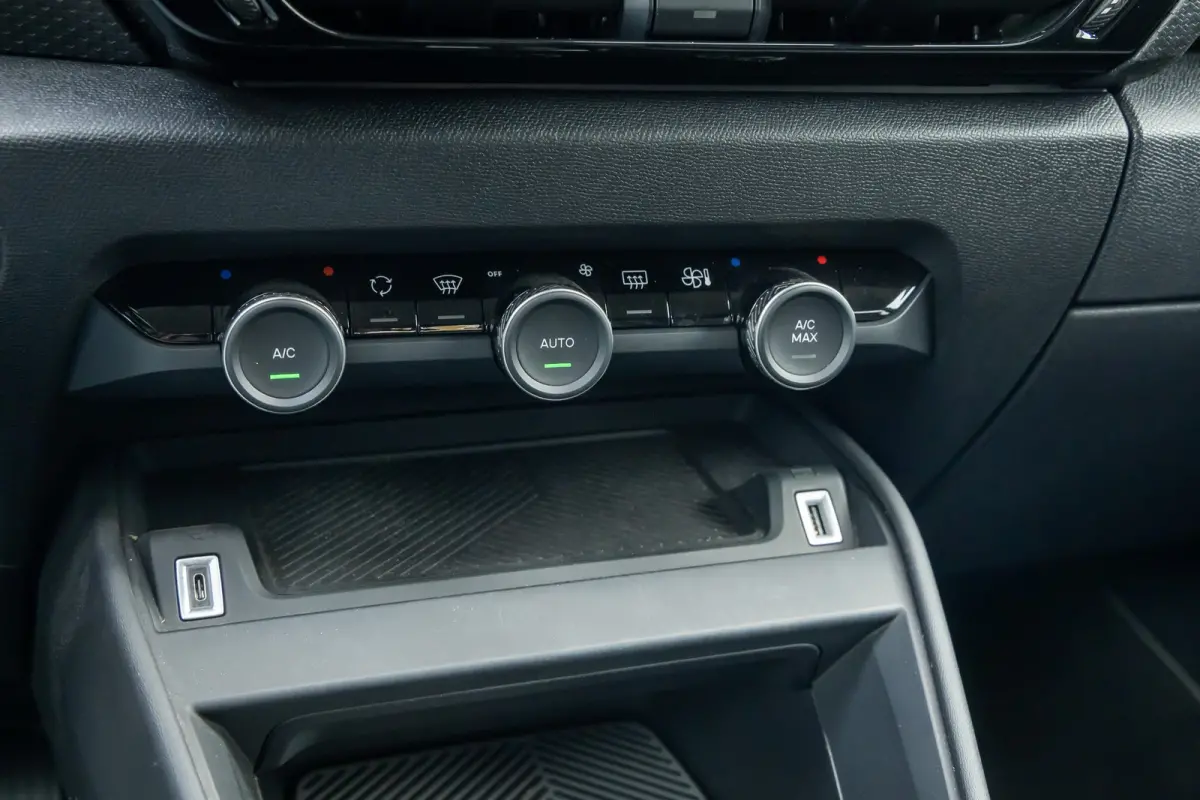 Shine 50 kWh | Cruise adaptief | 18'' | Head-up display | Lederen/stof bekleding | Digitaal dashboard | Camera | Achteruitrijcamera | Apple Carplay/Android Auto|telefoonintegratie premium | 