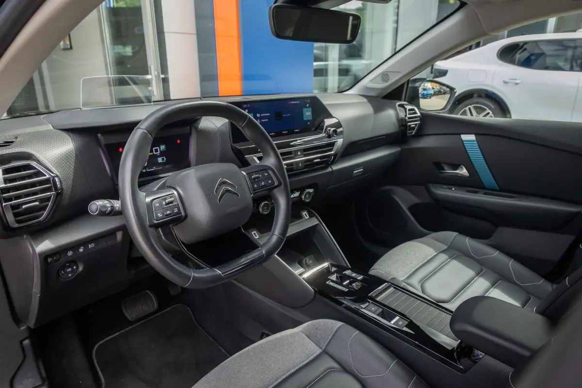 Shine 50 kWh | Cruise adaptief | 18'' | Head-up display | Lederen/stof bekleding | Digitaal dashboard | Camera | Achteruitrijcamera | Apple Carplay/Android Auto|telefoonintegratie premium | 