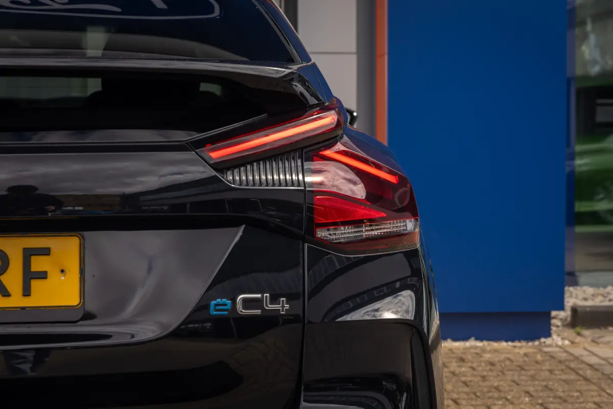 Shine 50 kWh | Cruise adaptief | 18'' | Head-up display | Lederen/stof bekleding | Digitaal dashboard | Camera | Achteruitrijcamera | Apple Carplay/Android Auto|telefoonintegratie premium | 