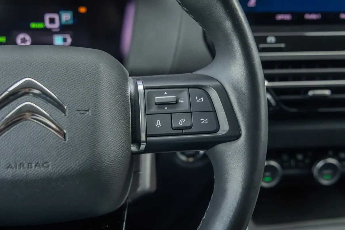 Shine 50 kWh | Cruise adaptief | 18'' | Head-up display | Lederen/stof bekleding | Digitaal dashboard | Camera | Achteruitrijcamera | Apple Carplay/Android Auto|telefoonintegratie premium | 