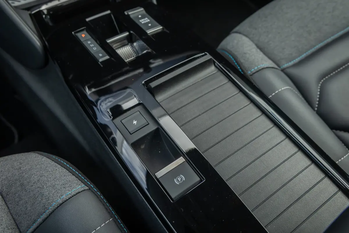 Shine 50 kWh | Cruise adaptief | 18'' | Head-up display | Lederen/stof bekleding | Digitaal dashboard | Camera | Achteruitrijcamera | Apple Carplay/Android Auto|telefoonintegratie premium | 
