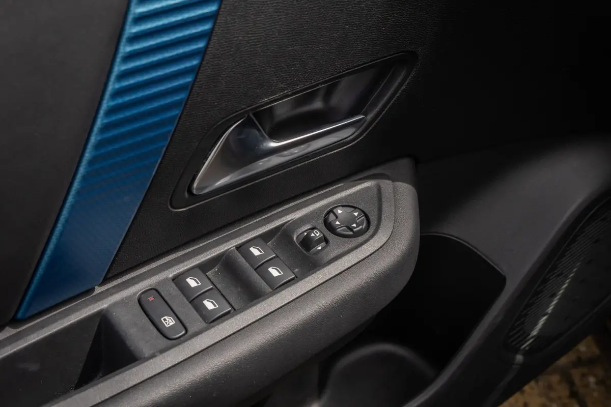 Shine 50 kWh | Cruise adaptief | 18'' | Head-up display | Lederen/stof bekleding | Digitaal dashboard | Camera | Achteruitrijcamera | Apple Carplay/Android Auto|telefoonintegratie premium | 