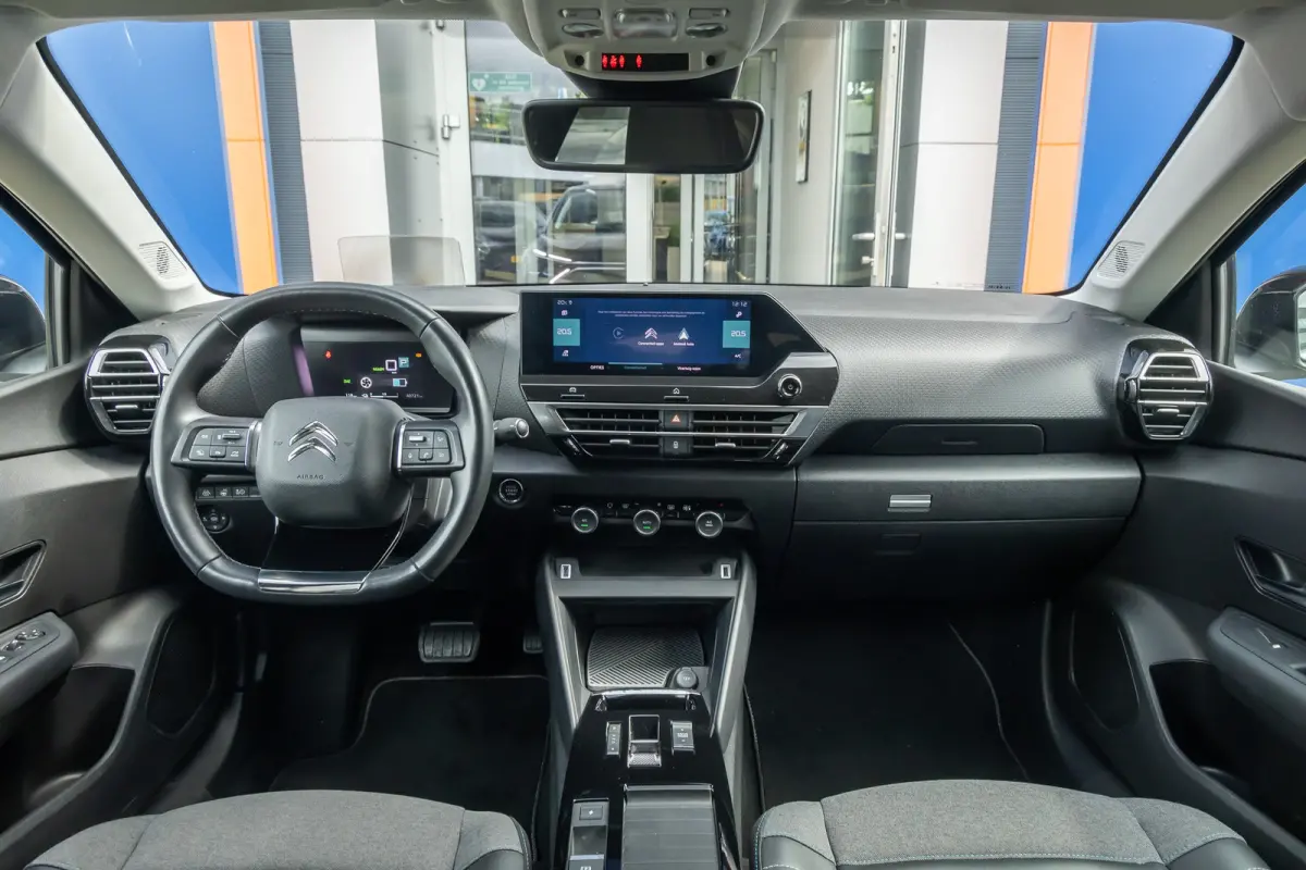 Shine 50 kWh | Cruise adaptief | 18'' | Head-up display | Lederen/stof bekleding | Digitaal dashboard | Camera | Achteruitrijcamera | Apple Carplay/Android Auto|telefoonintegratie premium | 