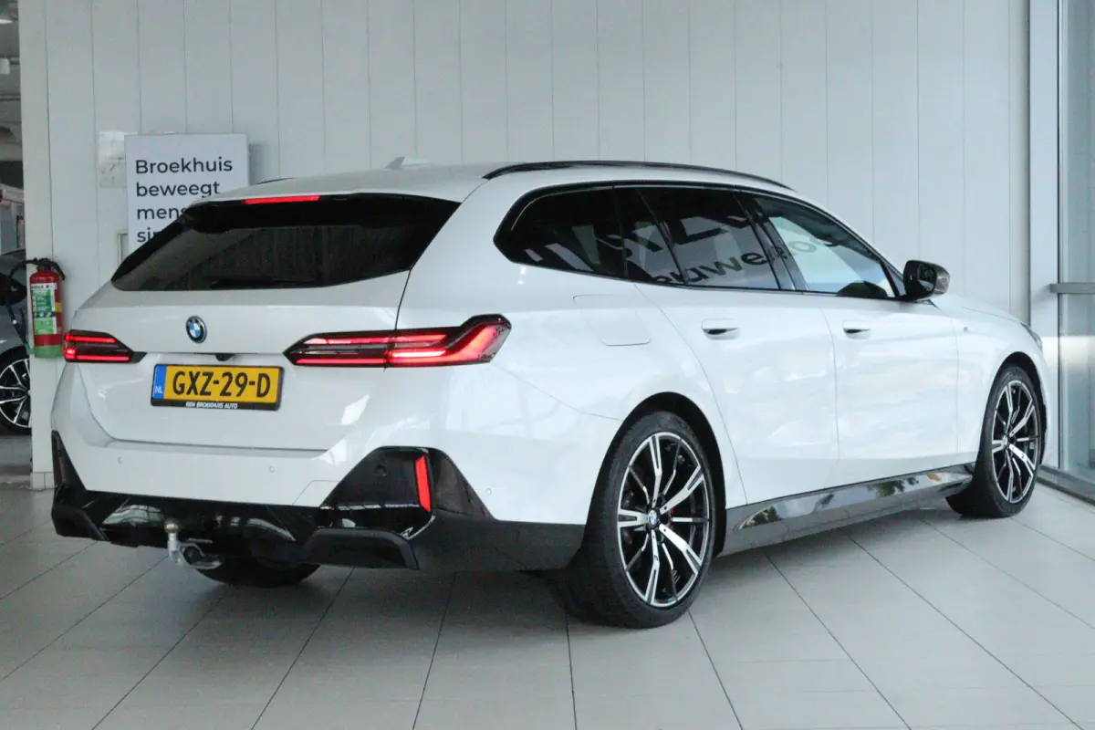 530e M-Sport Pro | Adapt. Cruise | Harman & Kardon | Pano | Trekhaak | Stoelventilatie | Carbon in/ex | Memory |