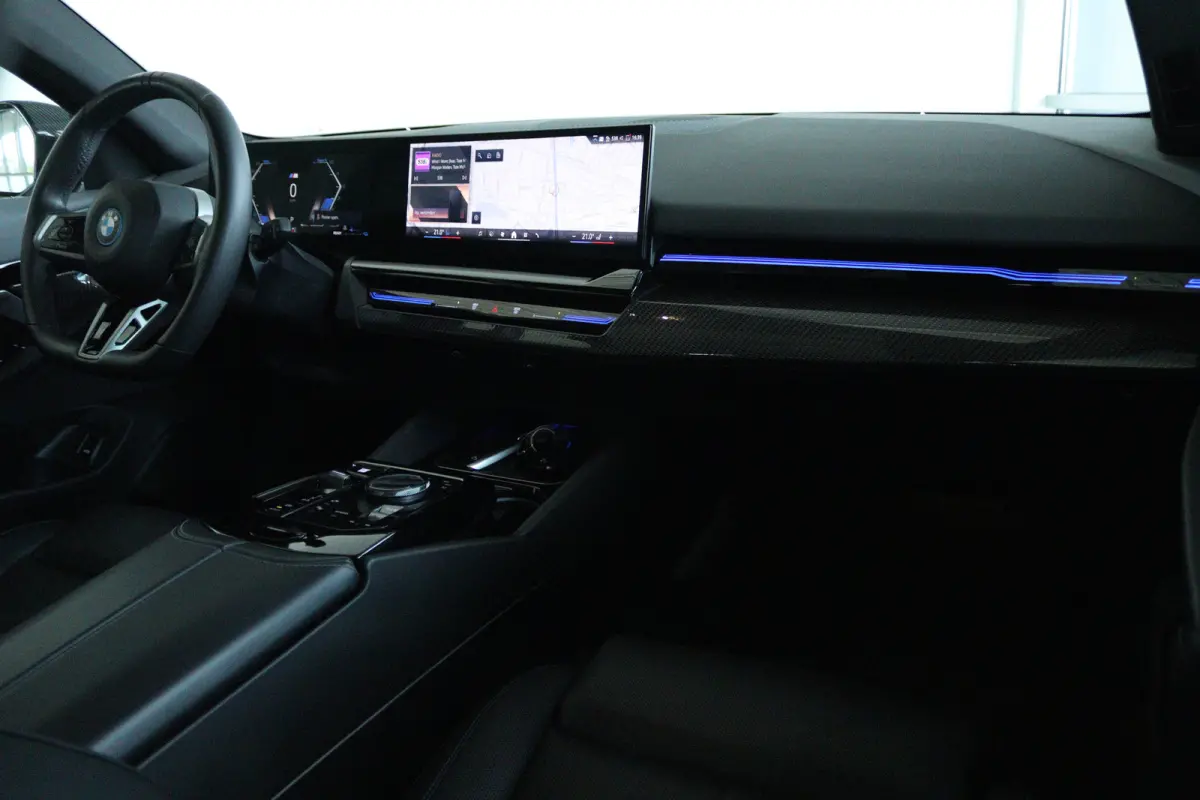 530e M-Sport Pro | Adapt. Cruise | Harman & Kardon | Pano | Trekhaak | Stoelventilatie | Carbon in/ex | Memory |