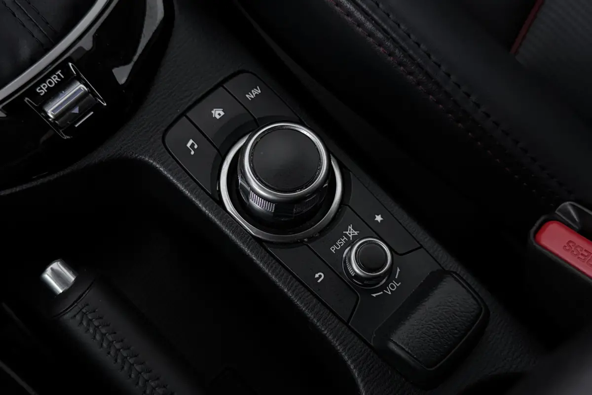 2.0 SkyActiv-G 120 GT-M (TREKHAAK, CAMERA, STOEL/STUURVERWARMING, NAVIGATIE, SENSOREN, TREKHAAK, CRUISE ADAPTIEF)
