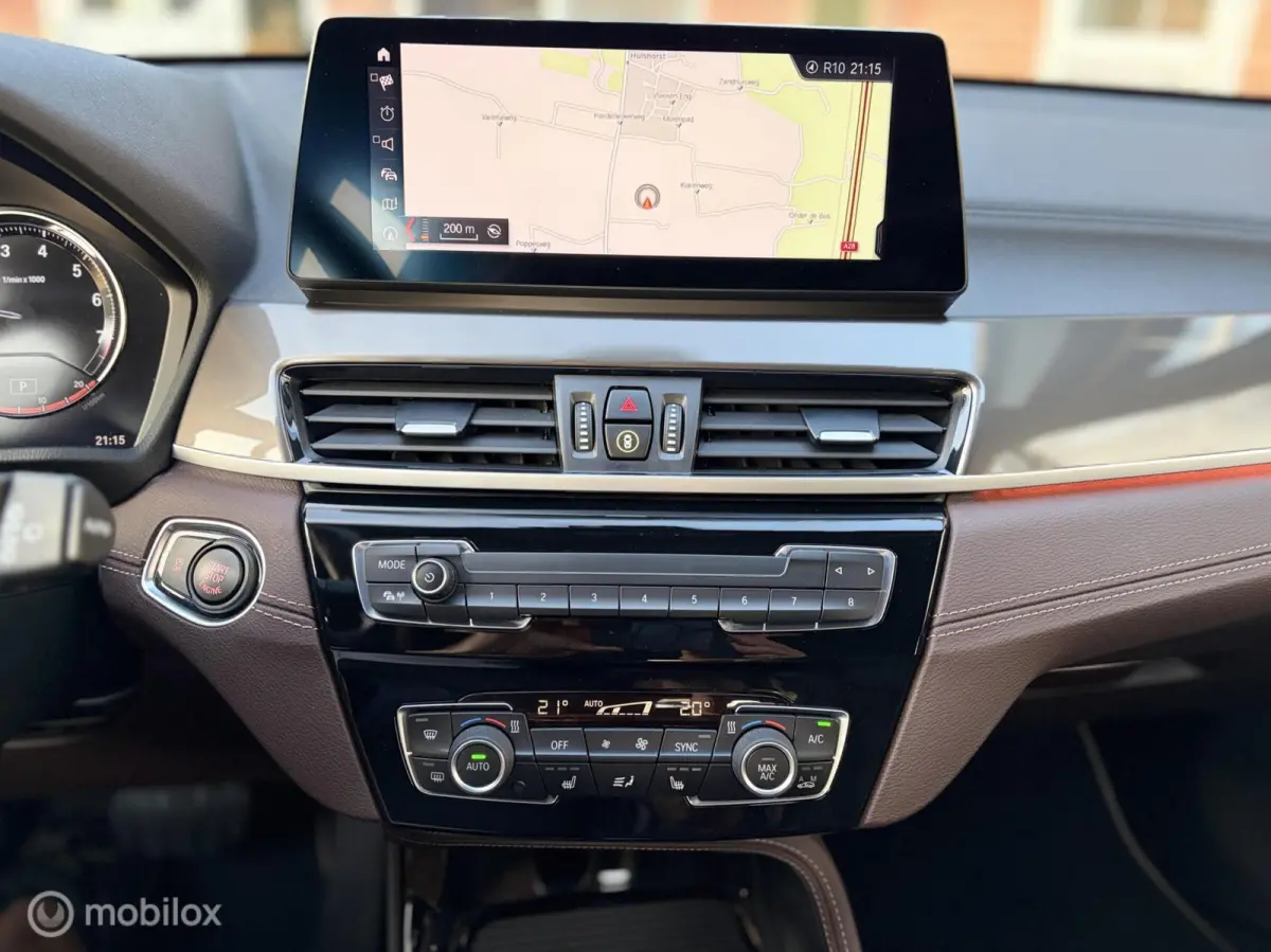 sDrive20i High Executive|Afneembare Trekhaak|HUD|Sportstoelen|Leer|Zwarte Hemel|Sfeerverlichting|Carplay.