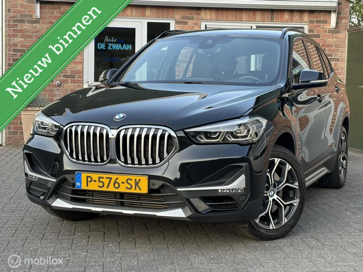 sDrive20i High Executive|Afneembare Trekhaak|HUD|Sportstoelen|Leer|Zwarte Hemel|Sfeerverlichting|Carplay.
