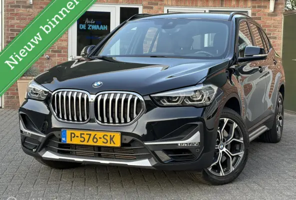 sDrive20i High Executive|Afneembare Trekhaak|HUD|Sportstoelen|Leer|Zwarte Hemel|Sfeerverlichting|Carplay.