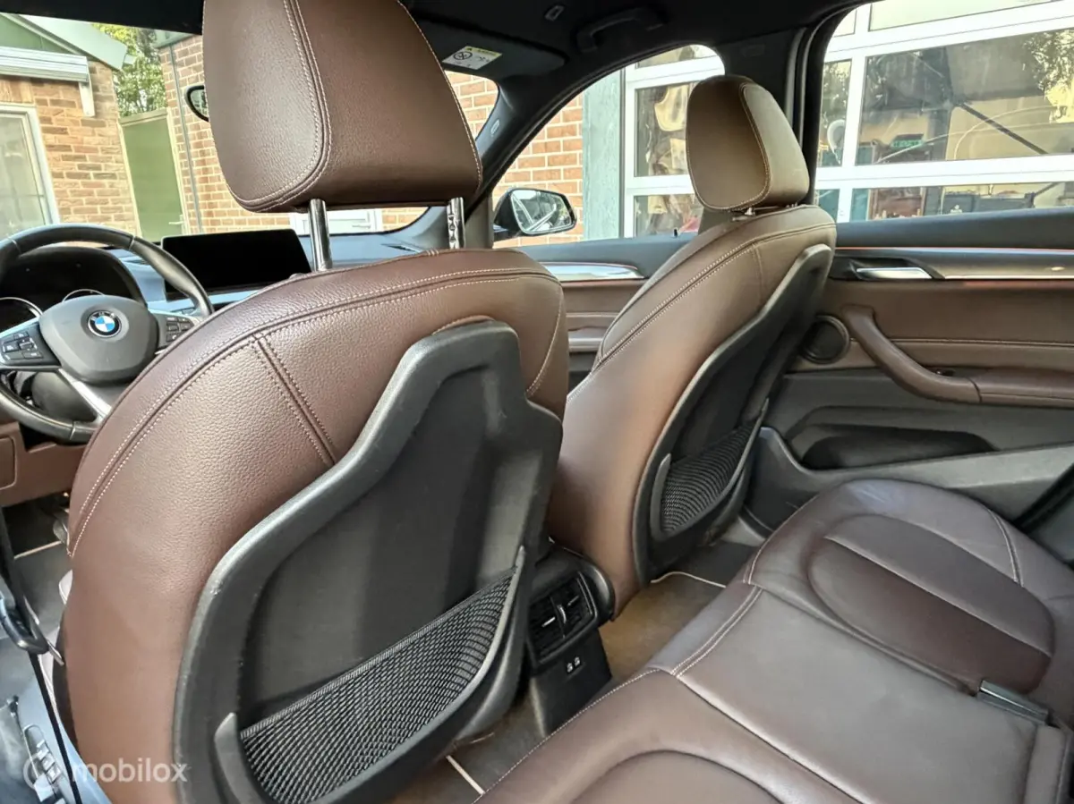 sDrive20i High Executive|Afneembare Trekhaak|HUD|Sportstoelen|Leer|Zwarte Hemel|Sfeerverlichting|Carplay.