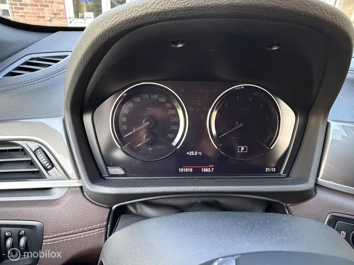 sDrive20i High Executive|Afneembare Trekhaak|HUD|Sportstoelen|Leer|Zwarte Hemel|Sfeerverlichting|Carplay.
