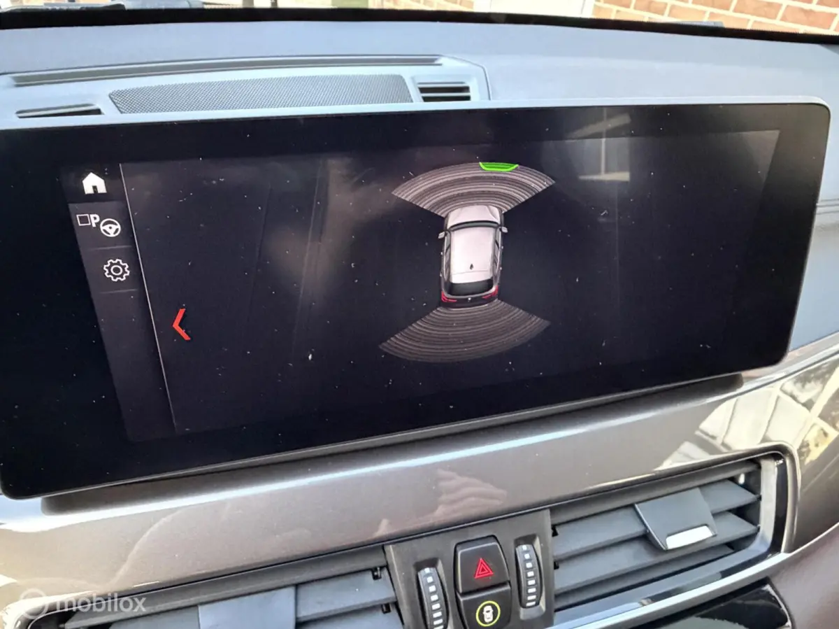 sDrive20i High Executive|Afneembare Trekhaak|HUD|Sportstoelen|Leer|Zwarte Hemel|Sfeerverlichting|Carplay.