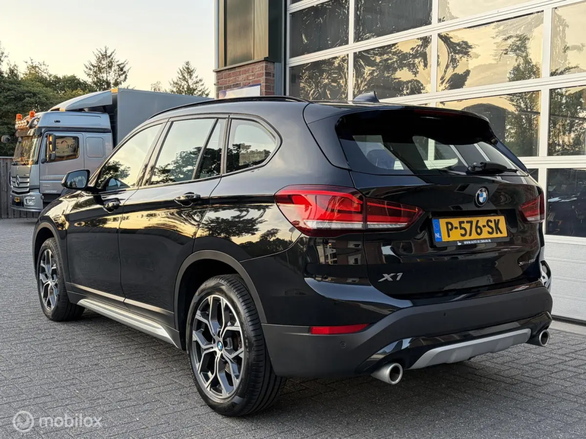 sDrive20i High Executive|Afneembare Trekhaak|HUD|Sportstoelen|Leer|Zwarte Hemel|Sfeerverlichting|Carplay.