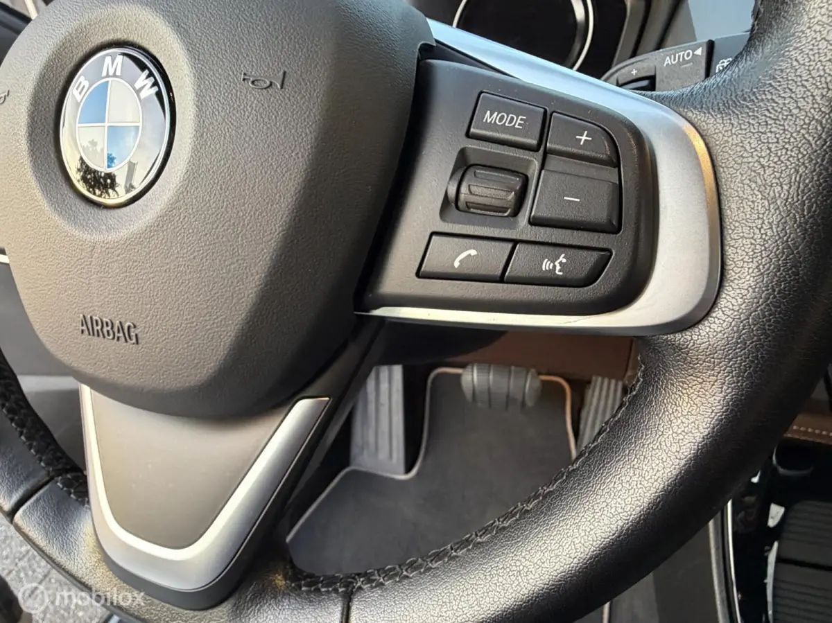 sDrive20i High Executive|Afneembare Trekhaak|HUD|Sportstoelen|Leer|Zwarte Hemel|Sfeerverlichting|Carplay.