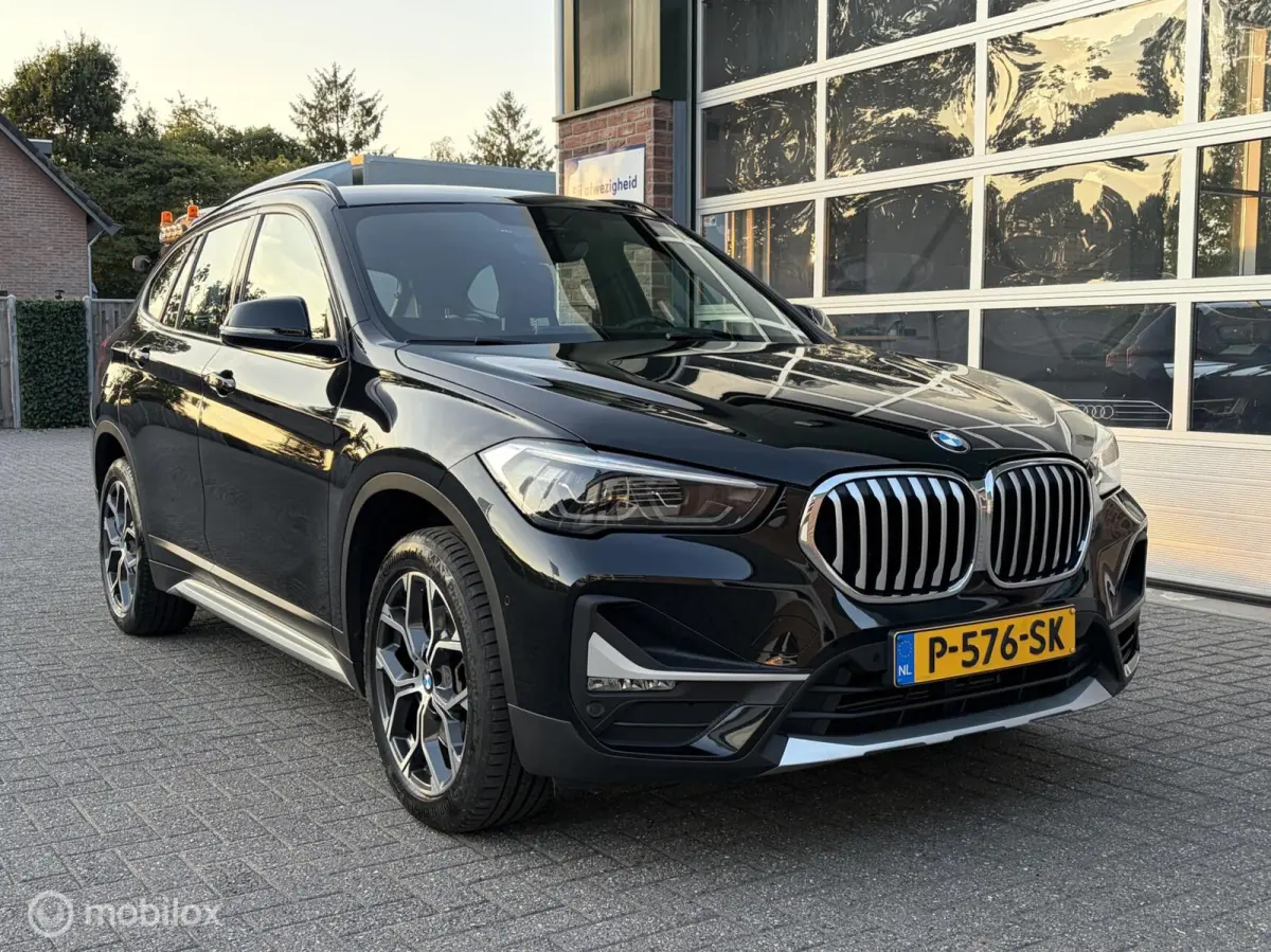 sDrive20i High Executive|Afneembare Trekhaak|HUD|Sportstoelen|Leer|Zwarte Hemel|Sfeerverlichting|Carplay.