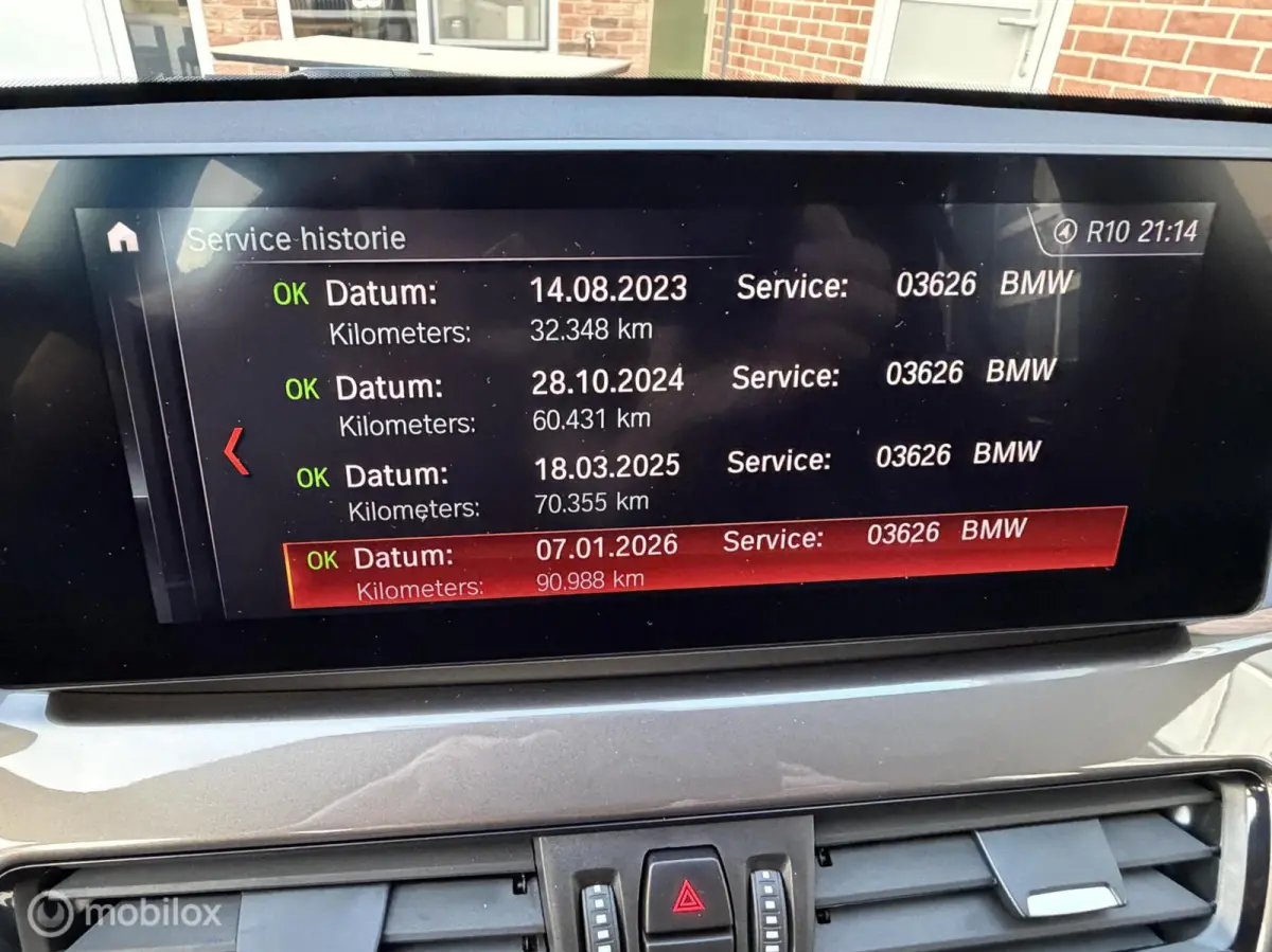 sDrive20i High Executive|Afneembare Trekhaak|HUD|Sportstoelen|Leer|Zwarte Hemel|Sfeerverlichting|Carplay.