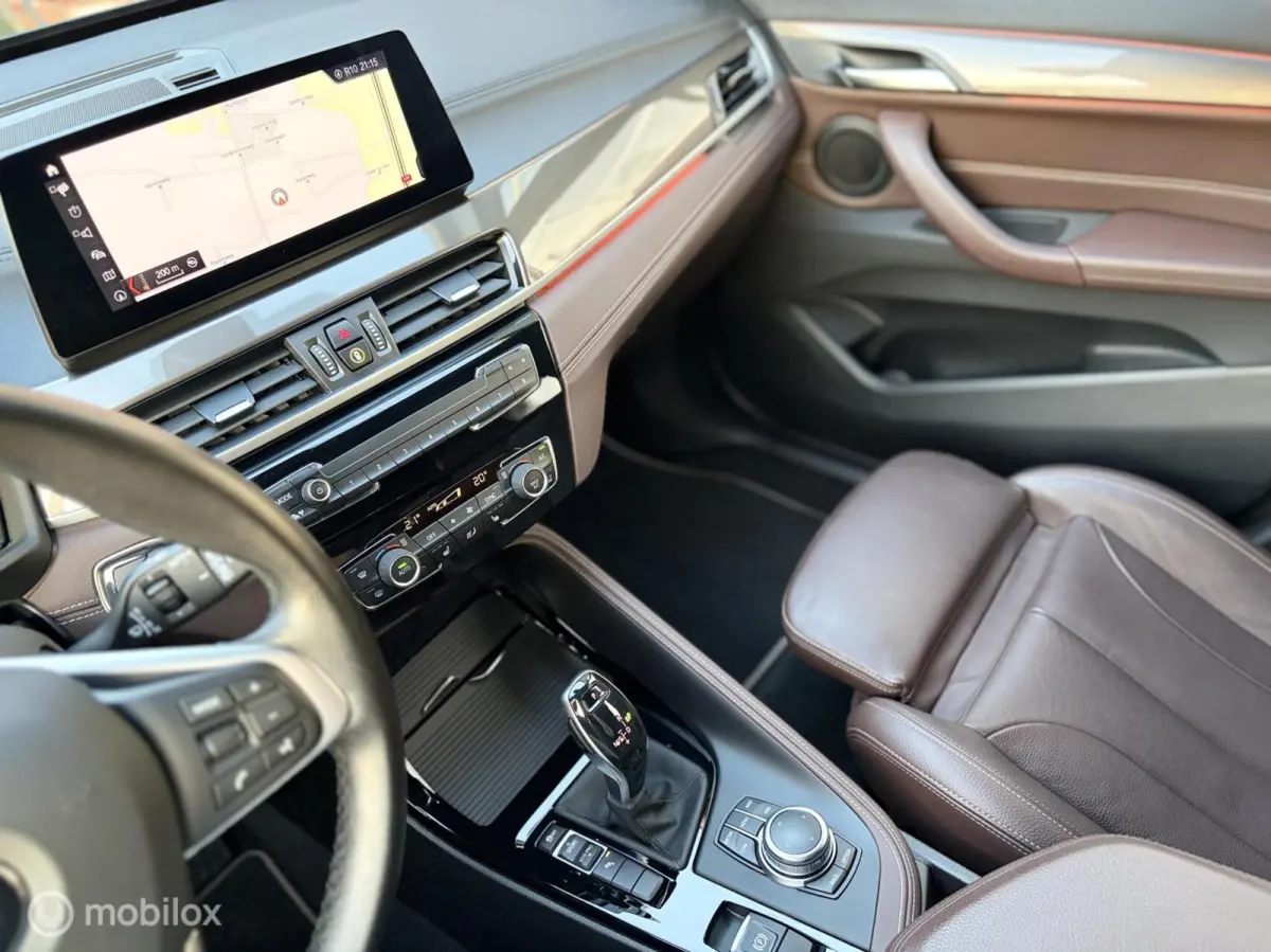 sDrive20i High Executive|Afneembare Trekhaak|HUD|Sportstoelen|Leer|Zwarte Hemel|Sfeerverlichting|Carplay.
