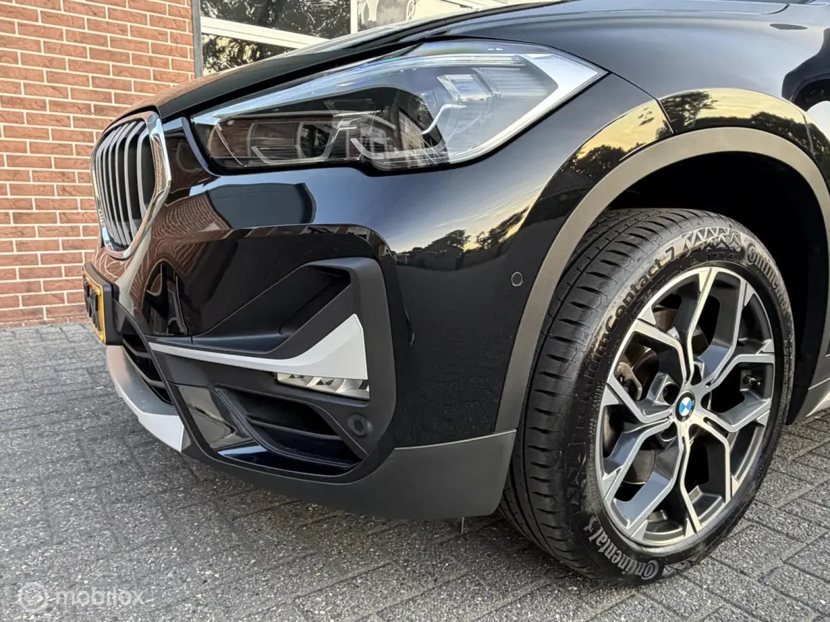 sDrive20i High Executive|Afneembare Trekhaak|HUD|Sportstoelen|Leer|Zwarte Hemel|Sfeerverlichting|Carplay.
