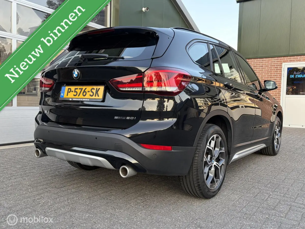 sDrive20i High Executive|Afneembare Trekhaak|HUD|Sportstoelen|Leer|Zwarte Hemel|Sfeerverlichting|Carplay.