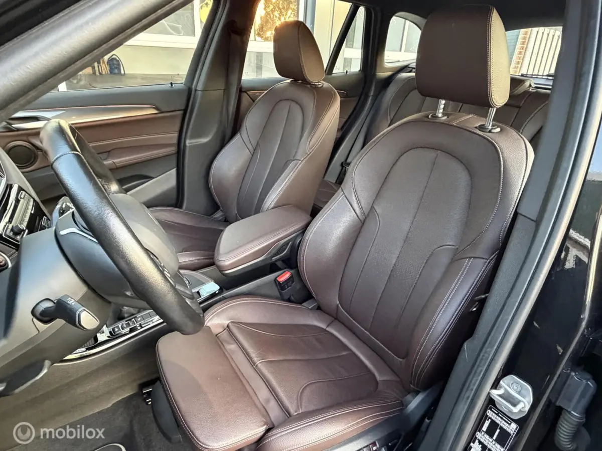 sDrive20i High Executive|Afneembare Trekhaak|HUD|Sportstoelen|Leer|Zwarte Hemel|Sfeerverlichting|Carplay.