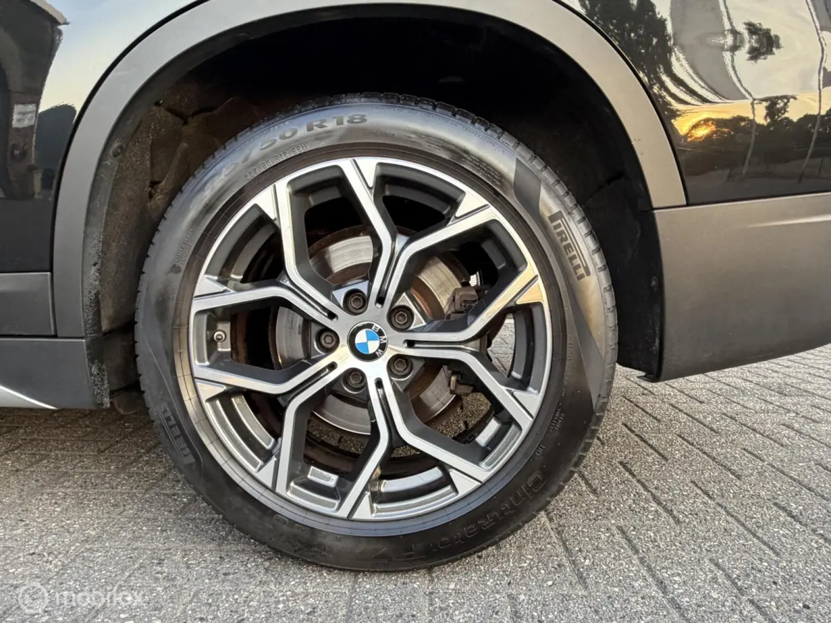 sDrive20i High Executive|Afneembare Trekhaak|HUD|Sportstoelen|Leer|Zwarte Hemel|Sfeerverlichting|Carplay.