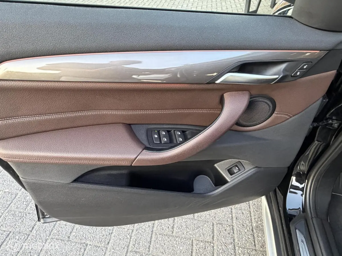 sDrive20i High Executive|Afneembare Trekhaak|HUD|Sportstoelen|Leer|Zwarte Hemel|Sfeerverlichting|Carplay.