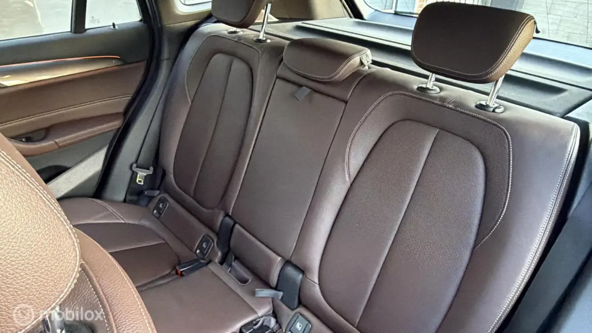 sDrive20i High Executive|Afneembare Trekhaak|HUD|Sportstoelen|Leer|Zwarte Hemel|Sfeerverlichting|Carplay.