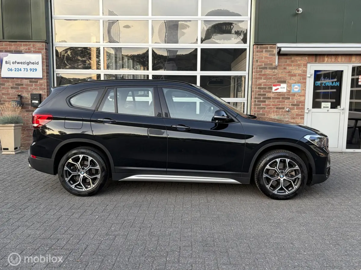 sDrive20i High Executive|Afneembare Trekhaak|HUD|Sportstoelen|Leer|Zwarte Hemel|Sfeerverlichting|Carplay.