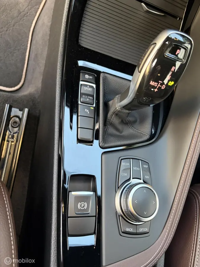 sDrive20i High Executive|Afneembare Trekhaak|HUD|Sportstoelen|Leer|Zwarte Hemel|Sfeerverlichting|Carplay.