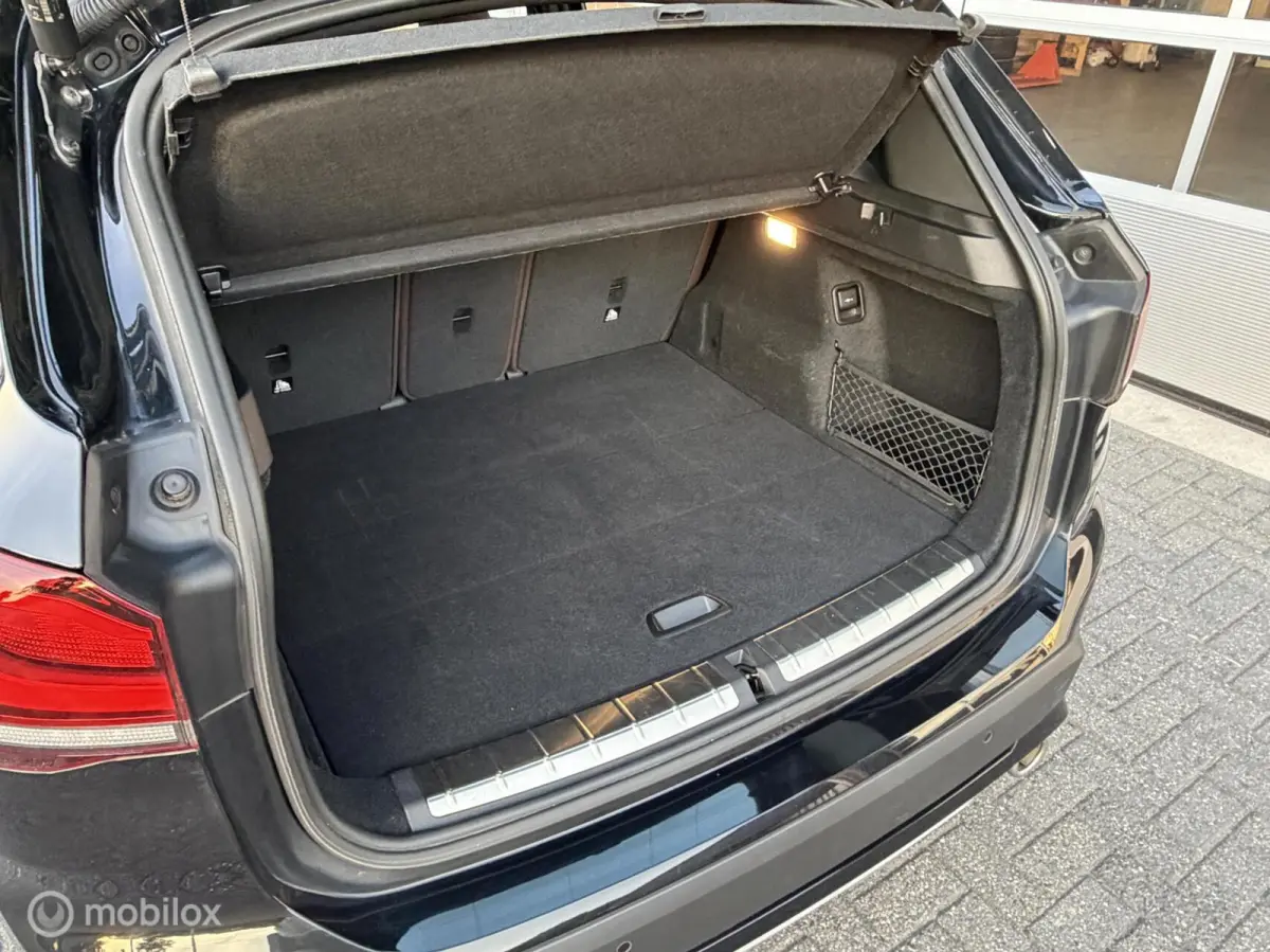 sDrive20i High Executive|Afneembare Trekhaak|HUD|Sportstoelen|Leer|Zwarte Hemel|Sfeerverlichting|Carplay.