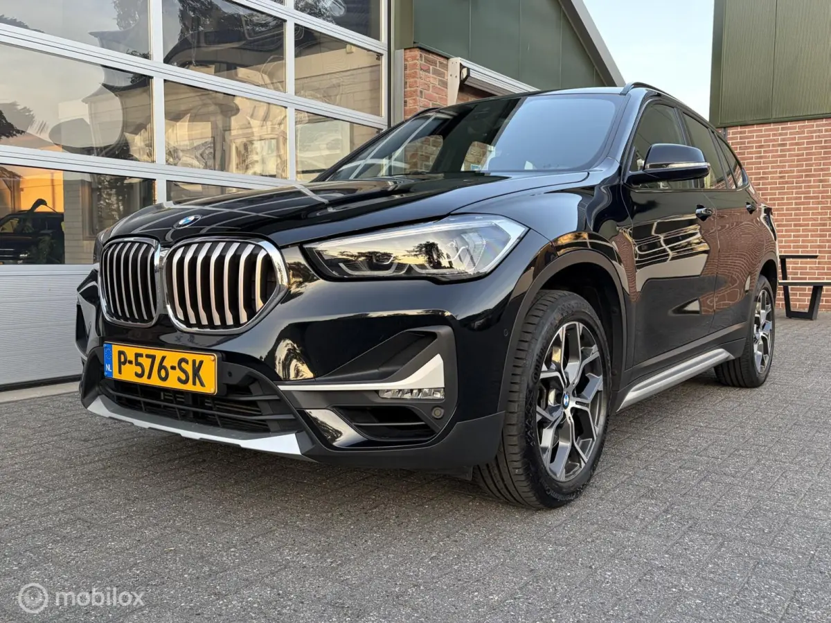 sDrive20i High Executive|Afneembare Trekhaak|HUD|Sportstoelen|Leer|Zwarte Hemel|Sfeerverlichting|Carplay.