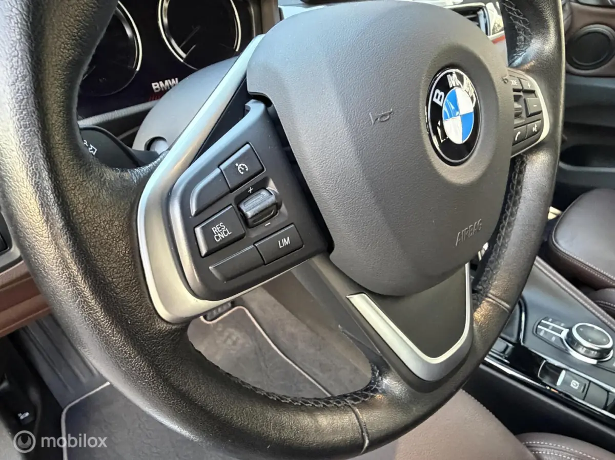 sDrive20i High Executive|Afneembare Trekhaak|HUD|Sportstoelen|Leer|Zwarte Hemel|Sfeerverlichting|Carplay.