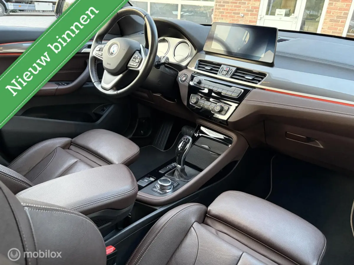 sDrive20i High Executive|Afneembare Trekhaak|HUD|Sportstoelen|Leer|Zwarte Hemel|Sfeerverlichting|Carplay.