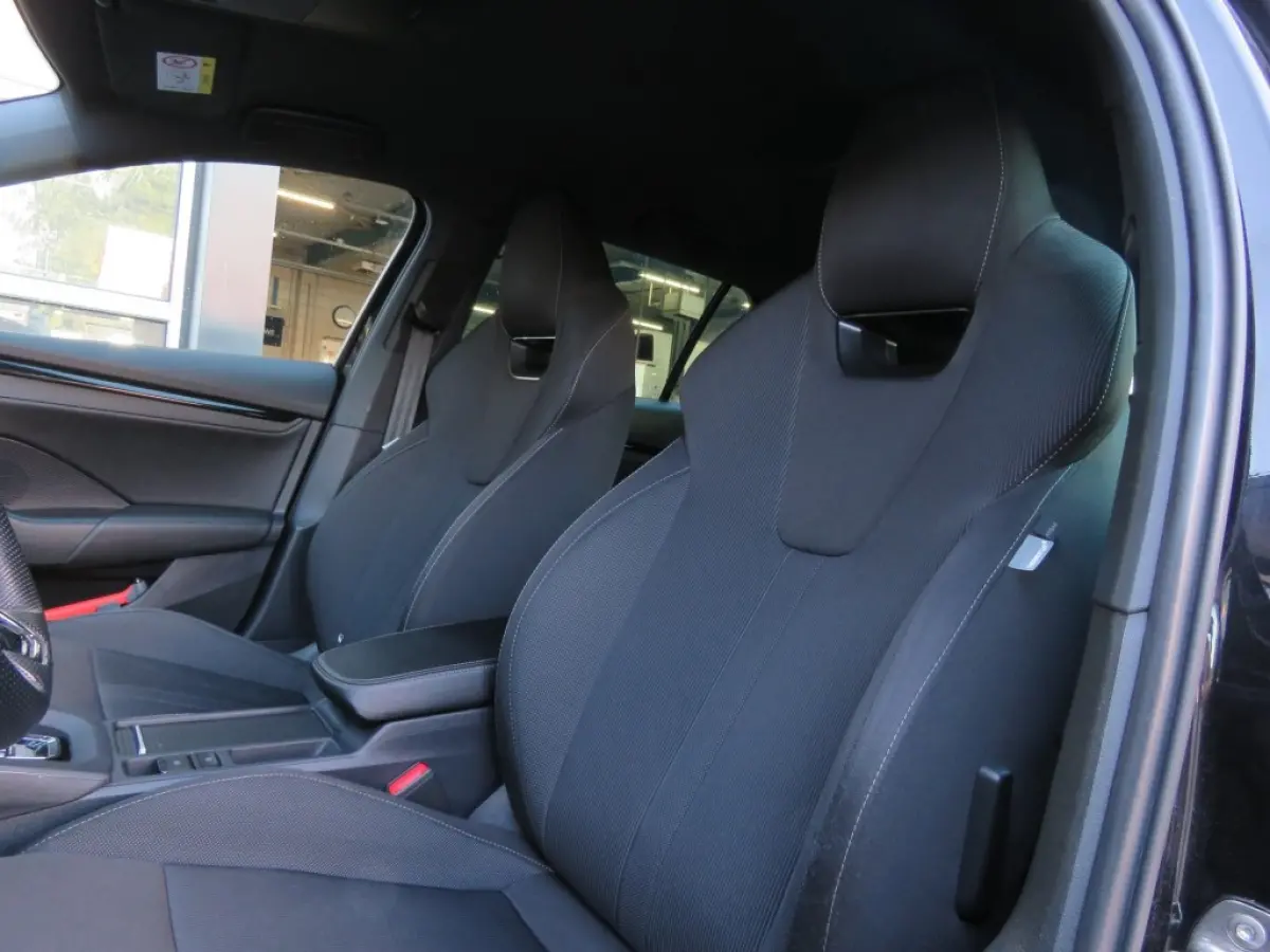 1.0 e-TSI DSG-aut. Sport Business / Sportstoelen / Navi / Zwarte hemel / BOVAG garantie