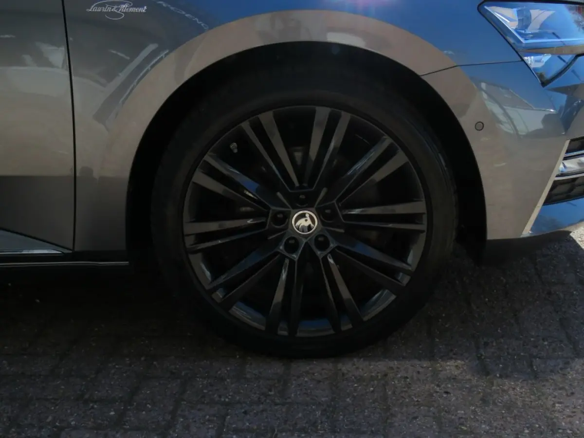 1.4 TSI IV Laurin&Klement / Pano / Trekhaak / Leder / Veel opties! / BOVAG garantie