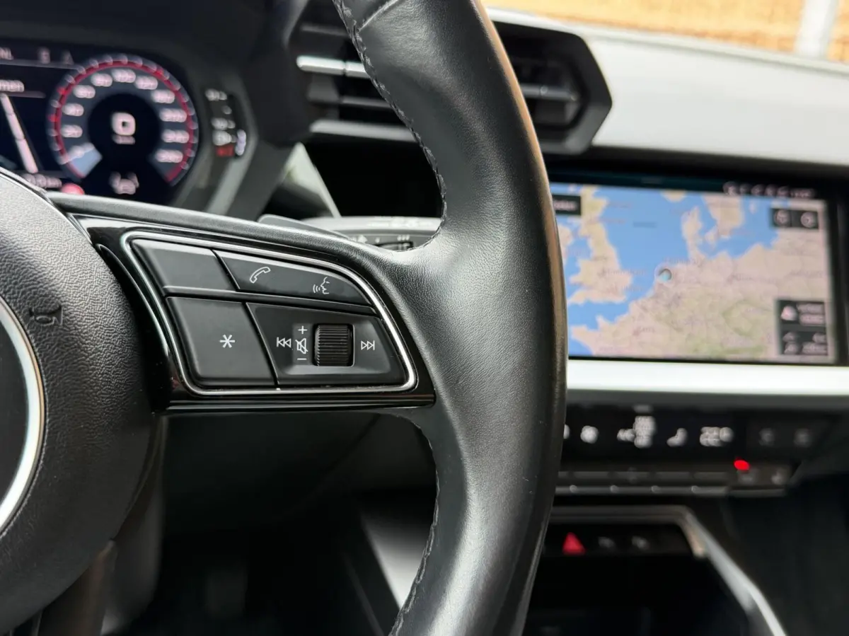 30 TFSI Advanced edition Automaat | Stoelverwarming | Parkeersensoren voor en achter | Climate control | Cruise control adaptief | Tangorood Metallic | Achteruitrijcamera