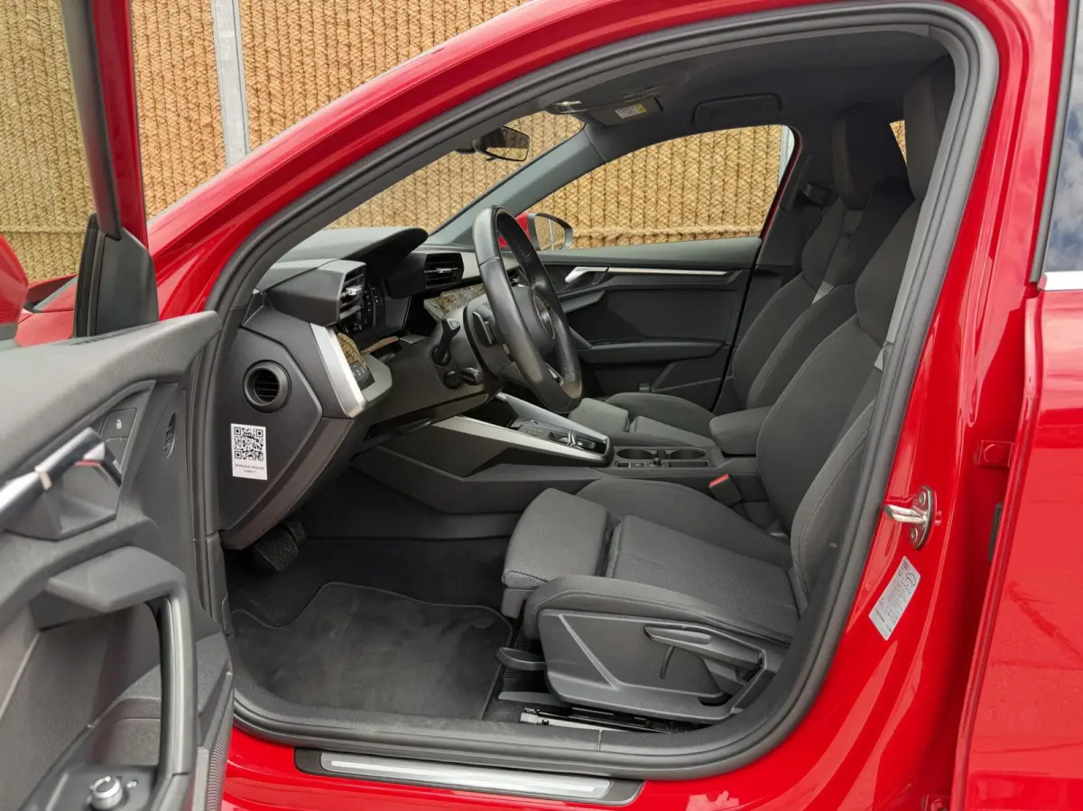 30 TFSI Advanced edition Automaat | Stoelverwarming | Parkeersensoren voor en achter | Climate control | Cruise control adaptief | Tangorood Metallic | Achteruitrijcamera