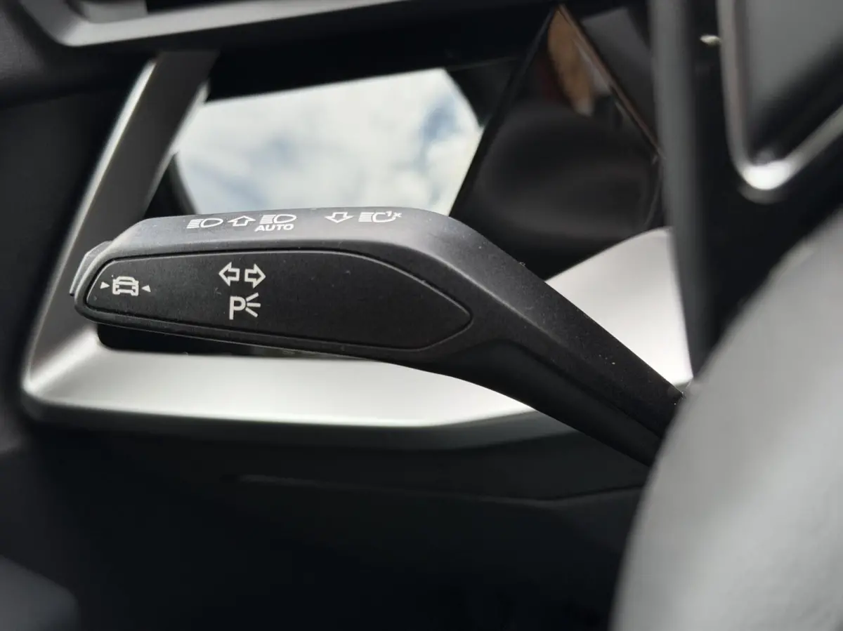 30 TFSI Advanced edition Automaat | Stoelverwarming | Parkeersensoren voor en achter | Climate control | Cruise control adaptief | Tangorood Metallic | Achteruitrijcamera