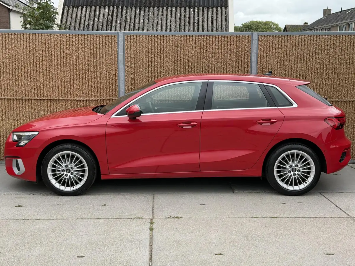30 TFSI Advanced edition Automaat | Stoelverwarming | Parkeersensoren voor en achter | Climate control | Cruise control adaptief | Tangorood Metallic | Achteruitrijcamera