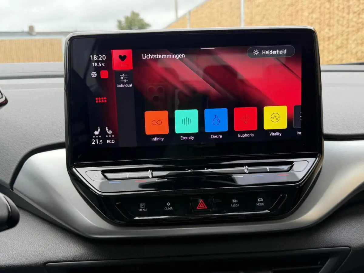 Life 77 kWh Warmtepomp | 20 inch velgen | LED verlichting | Navigatiesysteem | Apple CarPlay/Android Auto | Cruise control adaptief | Climate control | Voorstoelen verwarmd | Parkeersensoren