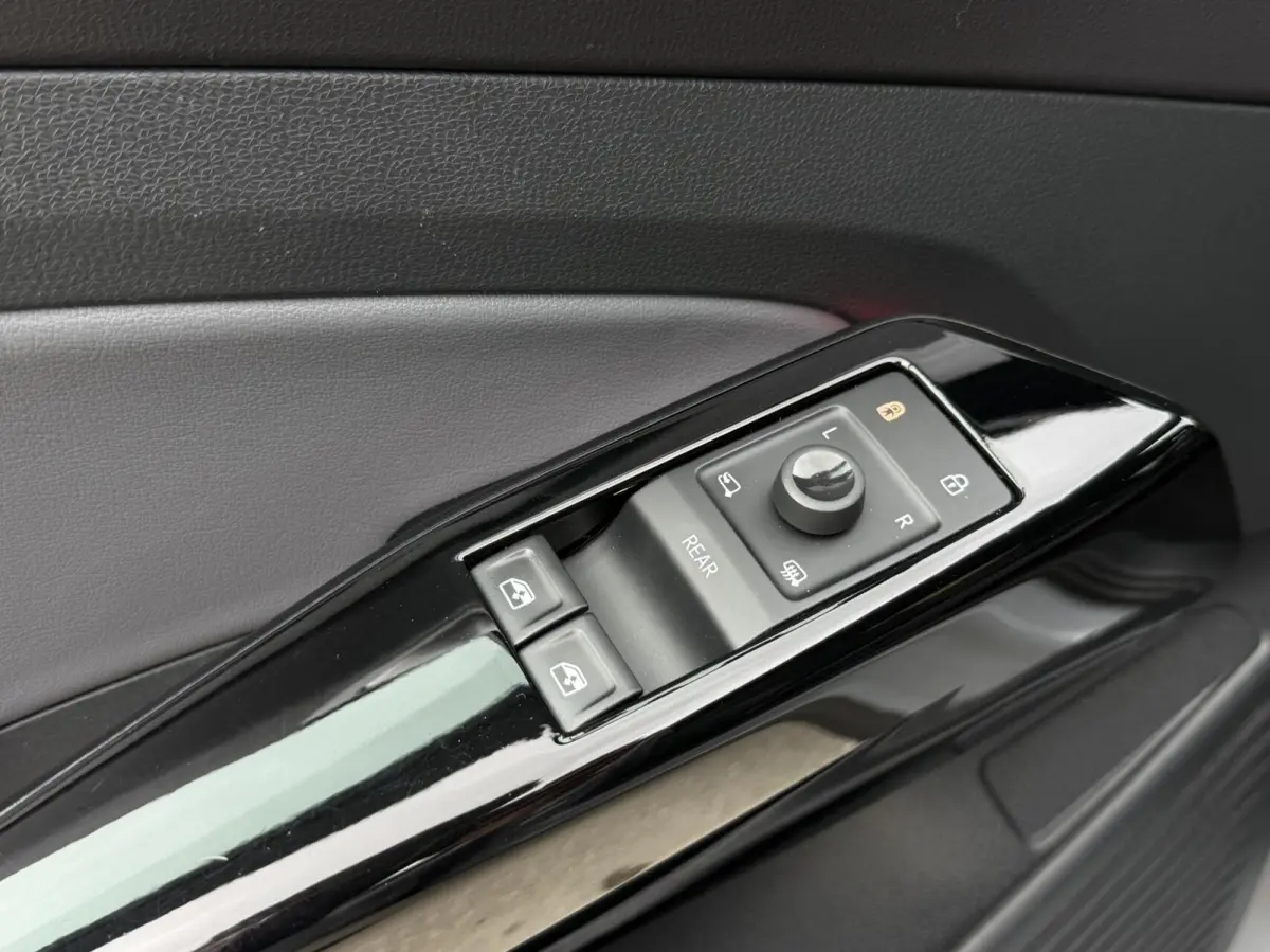 Life 77 kWh Warmtepomp | 20 inch velgen | LED verlichting | Navigatiesysteem | Apple CarPlay/Android Auto | Cruise control adaptief | Climate control | Voorstoelen verwarmd | Parkeersensoren