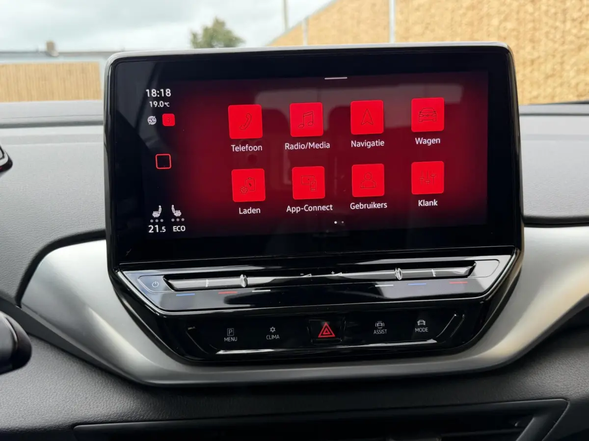 Life 77 kWh Warmtepomp | 20 inch velgen | LED verlichting | Navigatiesysteem | Apple CarPlay/Android Auto | Cruise control adaptief | Climate control | Voorstoelen verwarmd | Parkeersensoren