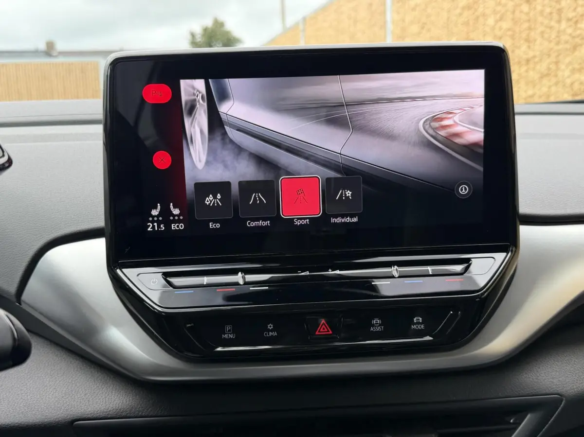 Life 77 kWh Warmtepomp | 20 inch velgen | LED verlichting | Navigatiesysteem | Apple CarPlay/Android Auto | Cruise control adaptief | Climate control | Voorstoelen verwarmd | Parkeersensoren