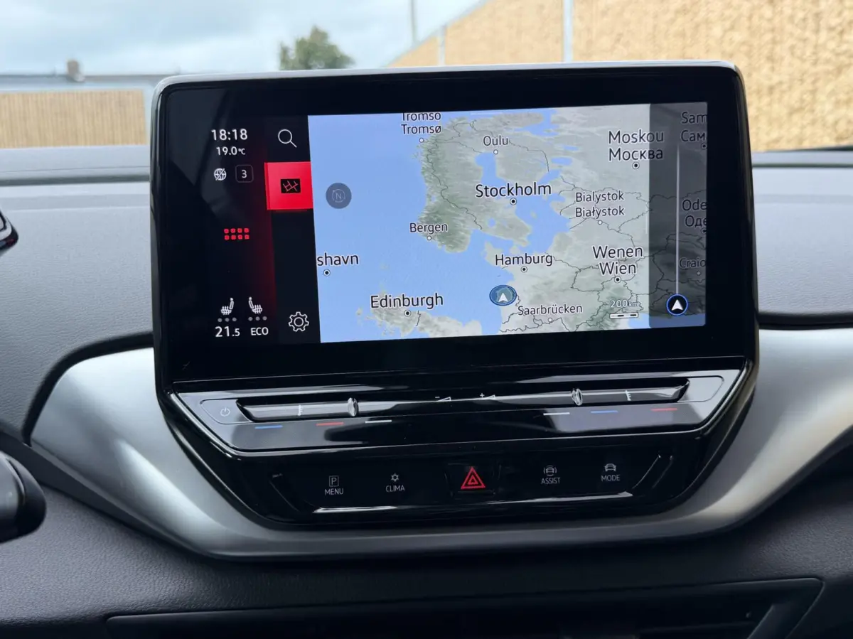 Life 77 kWh Warmtepomp | 20 inch velgen | LED verlichting | Navigatiesysteem | Apple CarPlay/Android Auto | Cruise control adaptief | Climate control | Voorstoelen verwarmd | Parkeersensoren