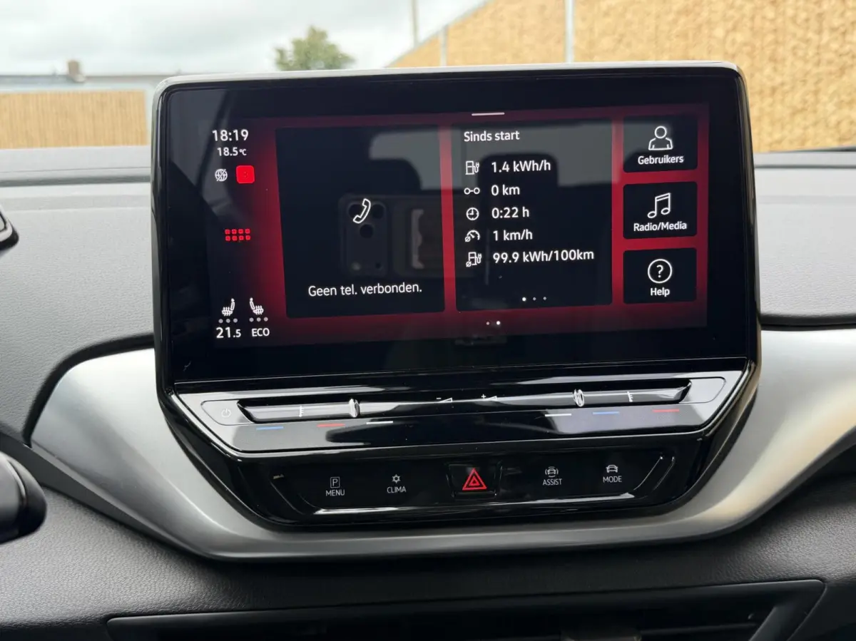 Life 77 kWh Warmtepomp | 20 inch velgen | LED verlichting | Navigatiesysteem | Apple CarPlay/Android Auto | Cruise control adaptief | Climate control | Voorstoelen verwarmd | Parkeersensoren