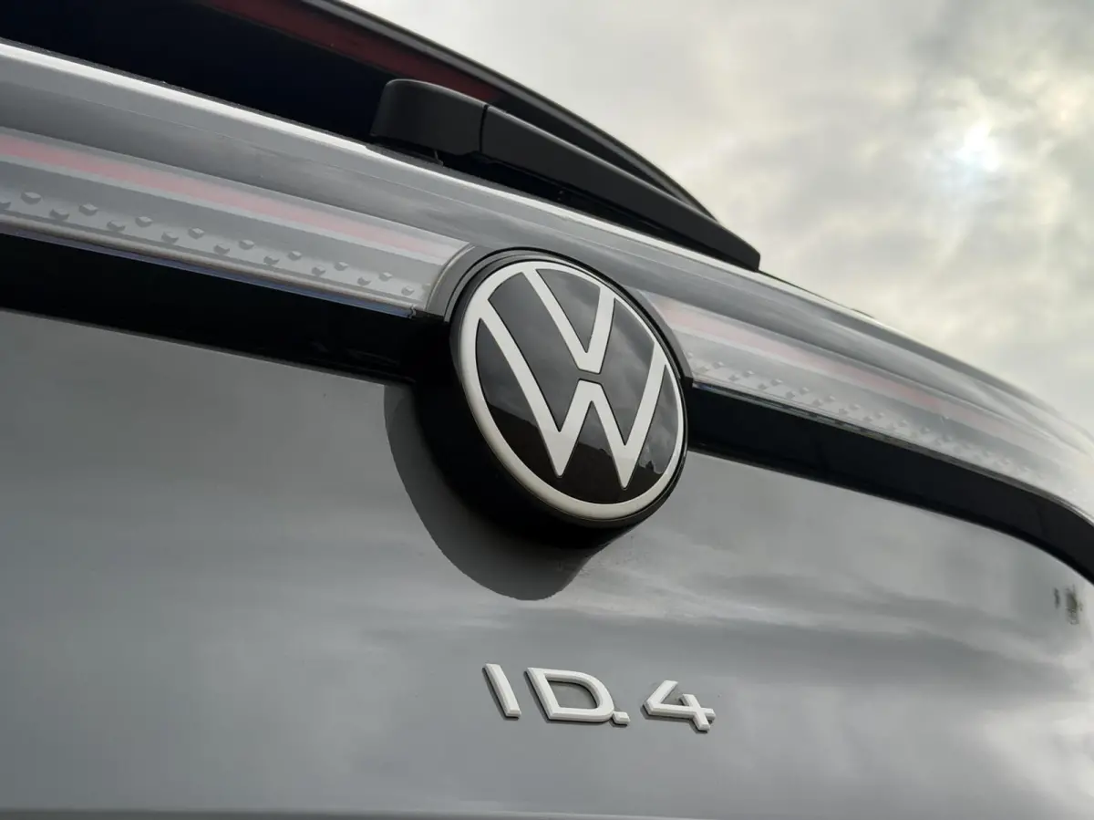Life 77 kWh Warmtepomp | 20 inch velgen | LED verlichting | Navigatiesysteem | Apple CarPlay/Android Auto | Cruise control adaptief | Climate control | Voorstoelen verwarmd | Parkeersensoren