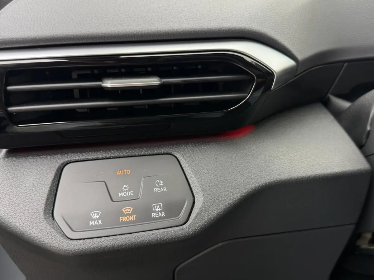 Life 77 kWh Warmtepomp | 20 inch velgen | LED verlichting | Navigatiesysteem | Apple CarPlay/Android Auto | Cruise control adaptief | Climate control | Voorstoelen verwarmd | Parkeersensoren